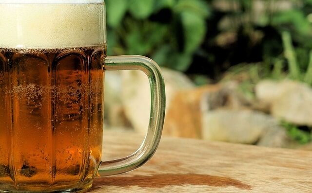 Kufel piwa stojący na stole