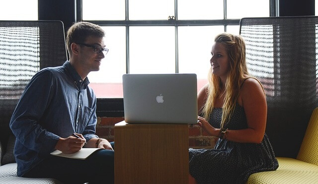 Dwoje ludzie pracujących przy komputerze