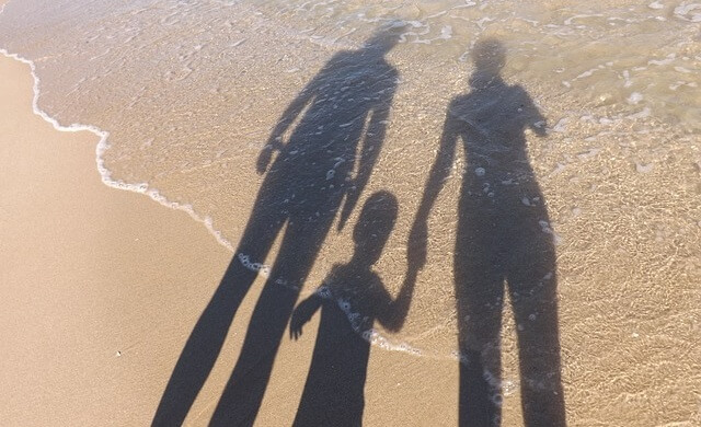 Cienie rodziny na plaży