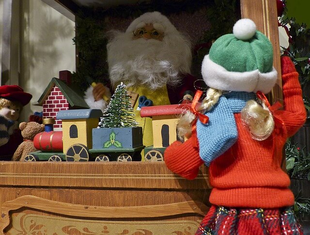 dziewczynka ogląda wystawę sklepu z zabawkami