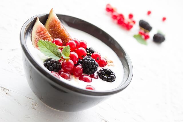 Jogurt z owocami w brązowej miseczce