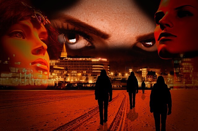 Oczy kobiety patrzą na miasto w czerwonej poświacie